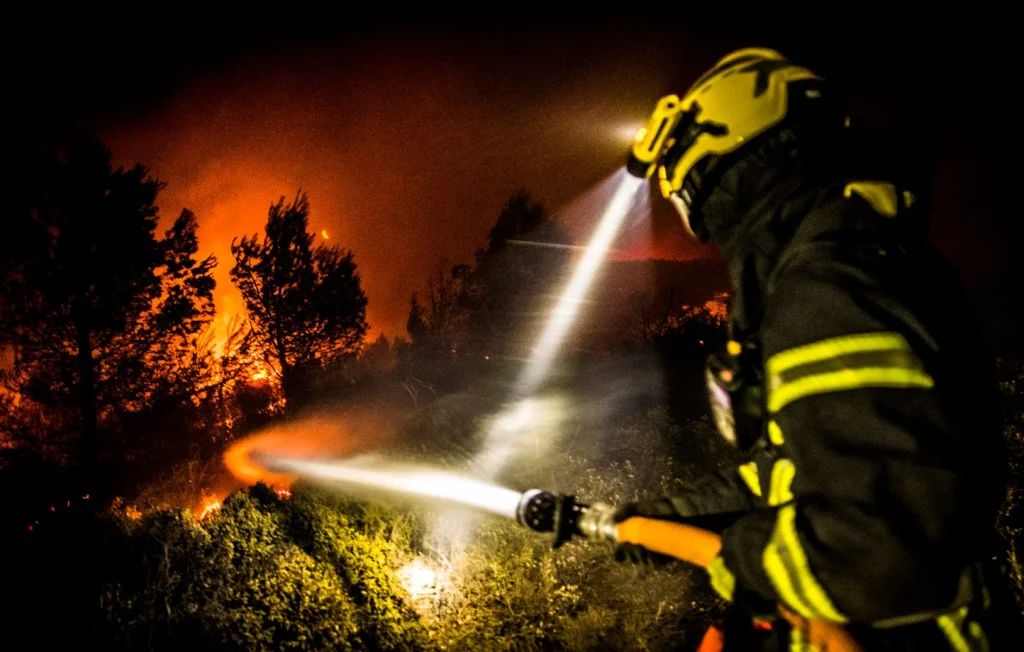Incendie majeur dans l'Aude : 8000 hectares et deux blessés