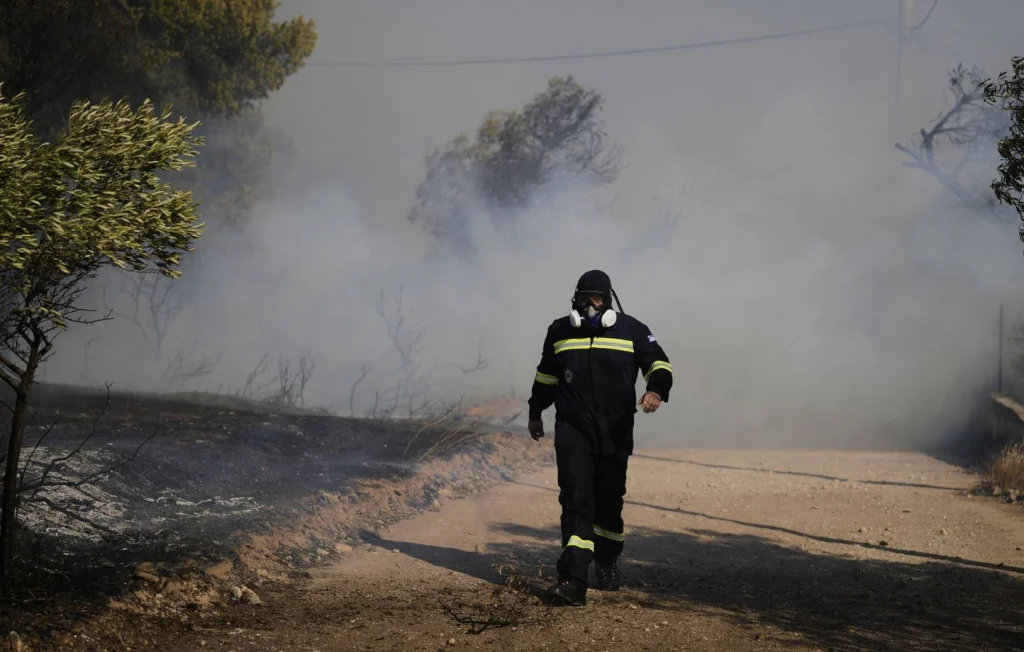 Incendie majeur menace Athènes : Pompiers en action