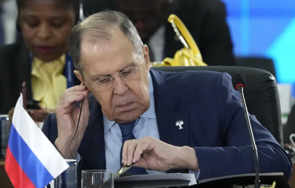 Lavrov en Alaska avec un pull URSS avant la rencontre Poutine-Trump