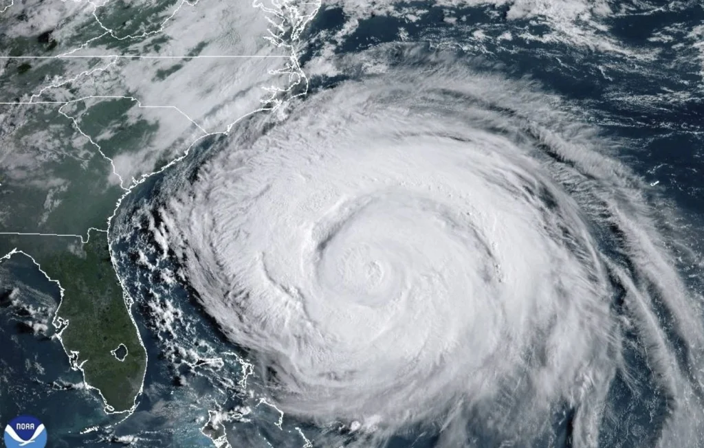 L’ouragan Erin menace la côte Est des États-Unis avec des vagues géantes