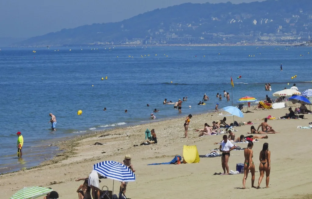 Plus de 100 personnes tombent malades sur la plage de Nazaré