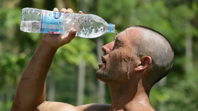 Pourquoi l&rsquo;eau en bouteille disparaît des rayons en France