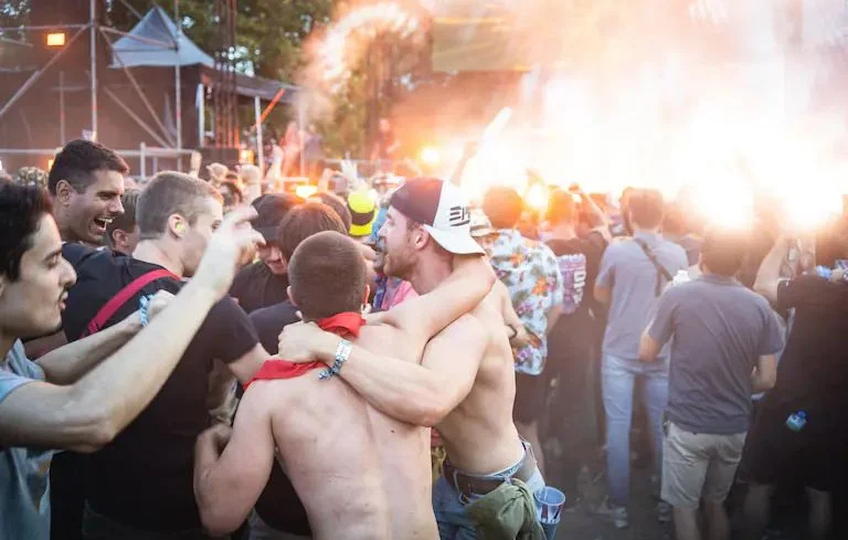 Pourquoi les hommes aiment se montrer torse nu en public ?