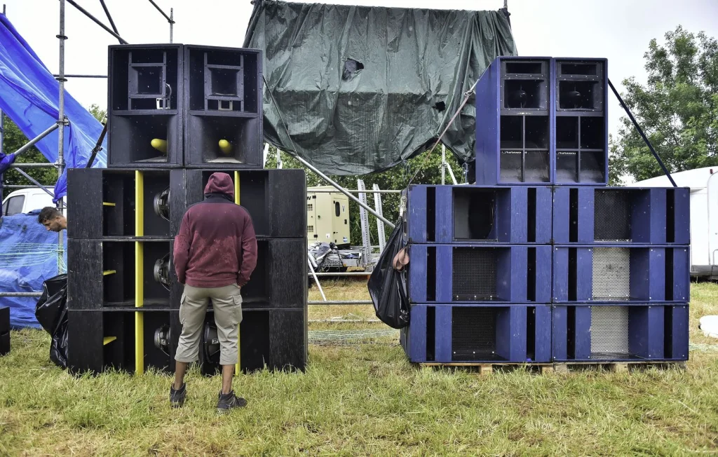 Rave-party illégale en Isère : 1.000 participants, un gendarme blessé