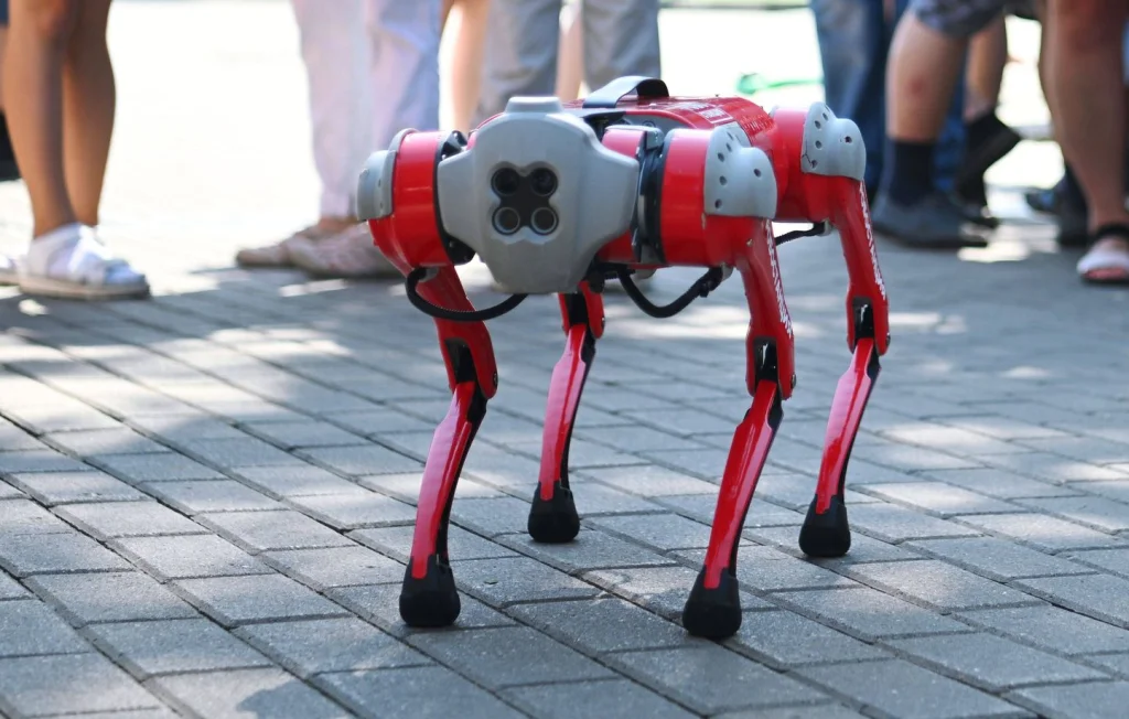 Un chien robot chinois capable de briser des vitres et courir vite
