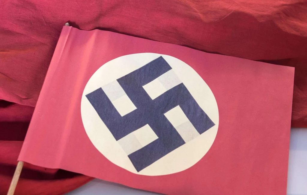 Un élu belge s'excuse après une photo controversée en slip nazi