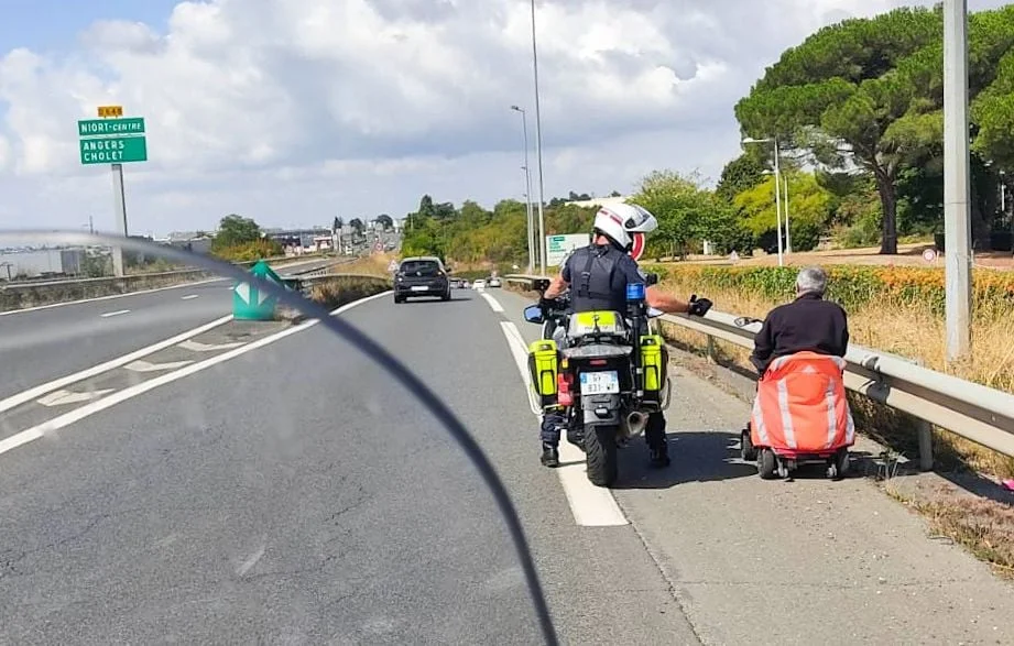Un homme en fauteuil roulant intercepté sur une voie rapide à Niort