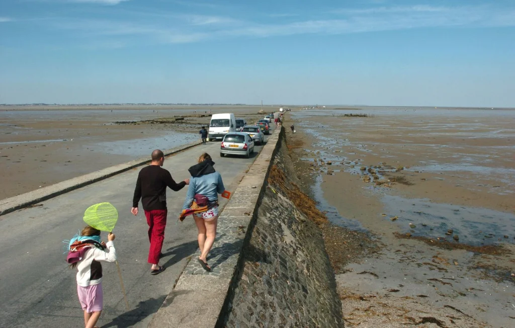 Une voiture piégée par la marée au passage du Gois en Vendée