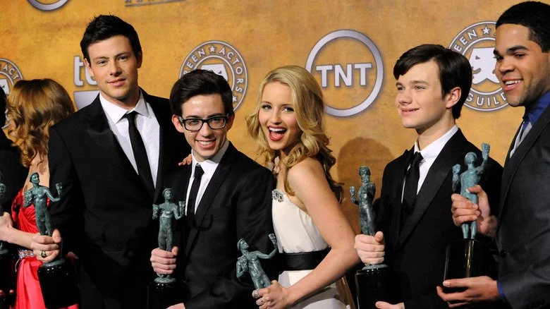 Cory Monteith avec le casting de Glee lors d'un événement de récompenses