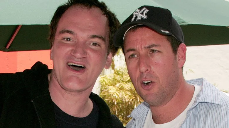 Adam Sandler et Quentin Tarantino, visages proches, bouches ouvertes
