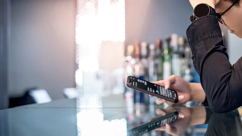 Personne déprimée regardant son smartphone