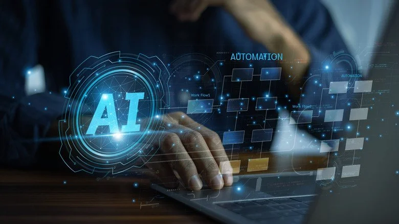 Graphiques d'IA au-dessus d'une personne utilisant un ordinateur