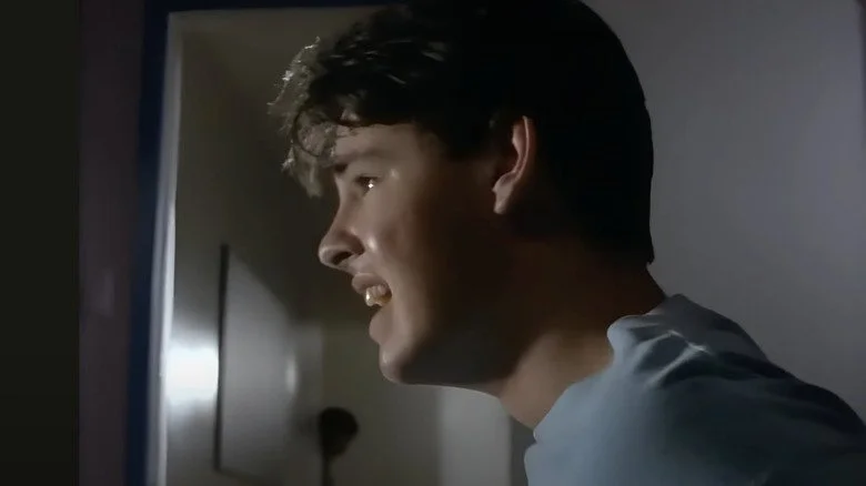 Enfant se réveillant d'un cauchemar dans Are You Afraid of the Dark