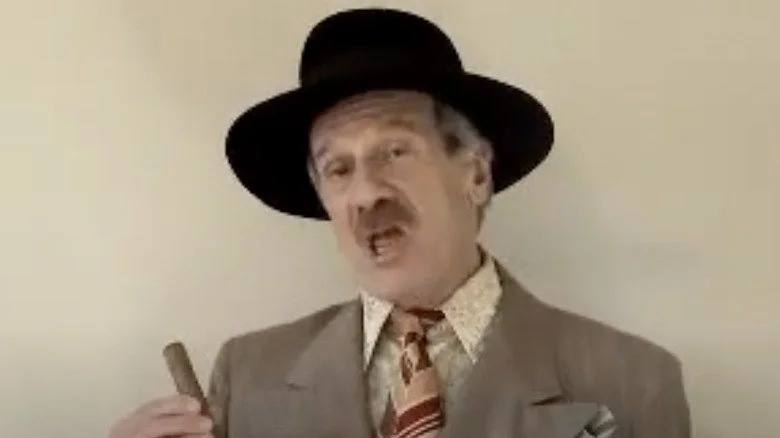 Bill Saluga dans le rôle de Raymond J. Johnson Jr.