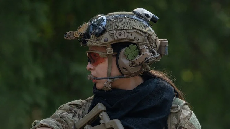 Soldat féminin pendant un entraînement