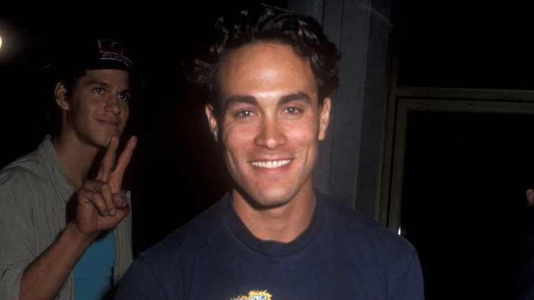 Brandon Lee souriant pour une photo