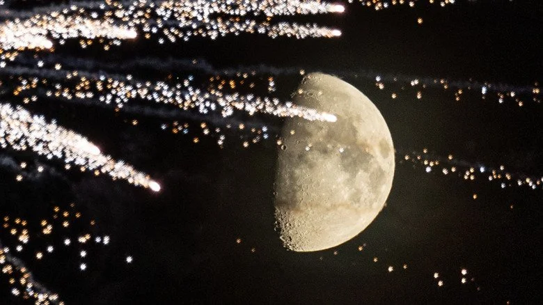 La Lune se cachant derrière des feux d'artifice