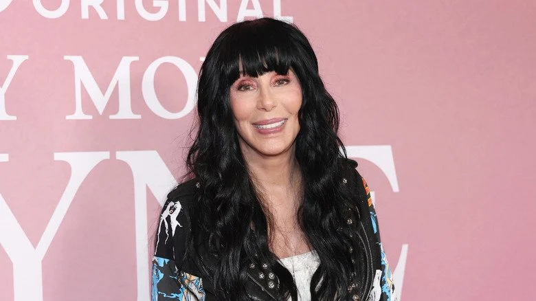 Cher avec un garde du corps sortant de sa voiture