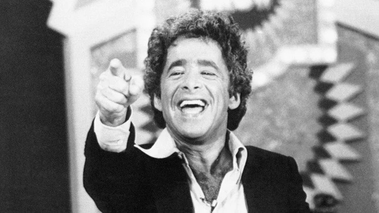 Chuck Barris pointant et riant sur le plateau de The Gong Show
