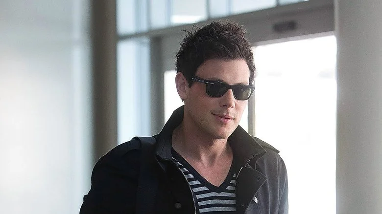 Cory Monteith devant une bannière Fox