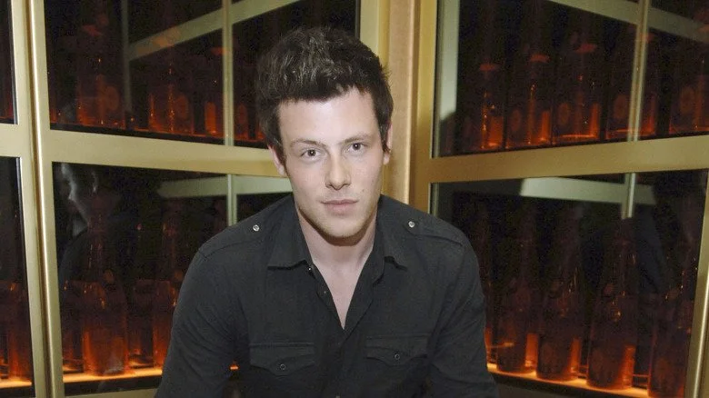 Cory Monteith posant devant une fenêtre en 2007