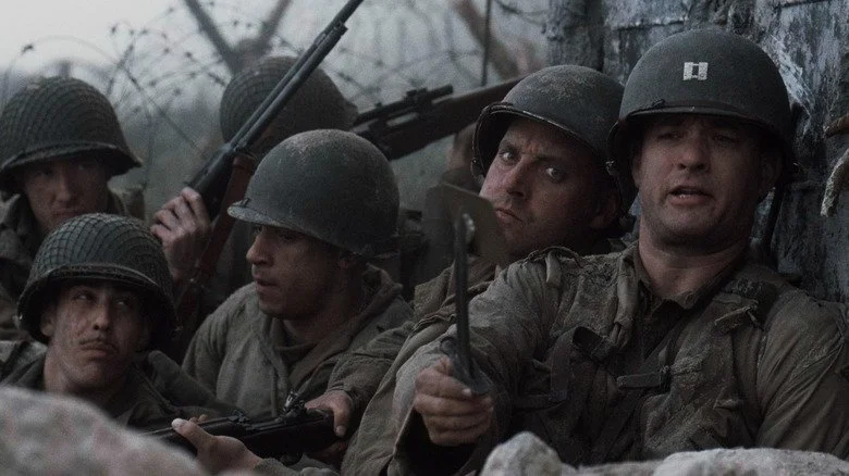 Acteurs de Saving Private Ryan regardant dans une tranchée avec un miroir