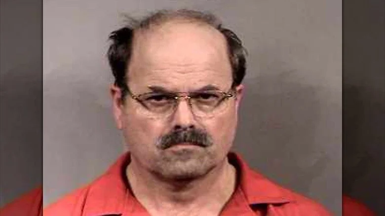 Photo d'identité de Dennis Rader, surnommé le tueur BTK