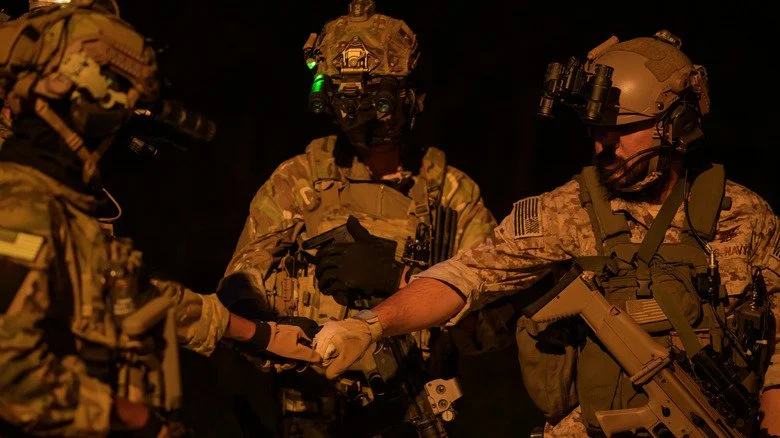 Soldats se tapant dans la main