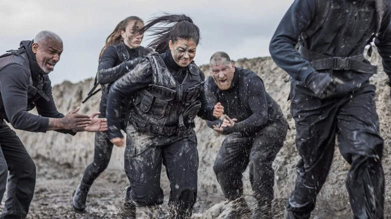 Opérateurs militaires lors d'un parcours boueux