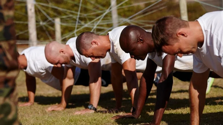 Militaires faisant des pompes