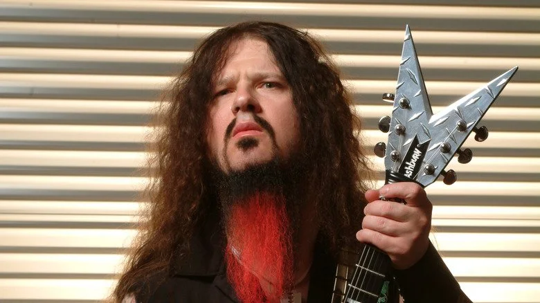 Dimebag Darrell tenant sa guitare en 2004