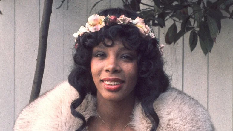 Donna Summer en manteau de fourrure et coiffe florale dans une photo promotionnelle des années 1970