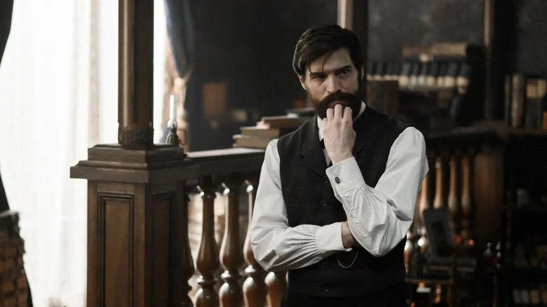 Robert Finster dans le rôle de Sigmund Freud dans la série Freud