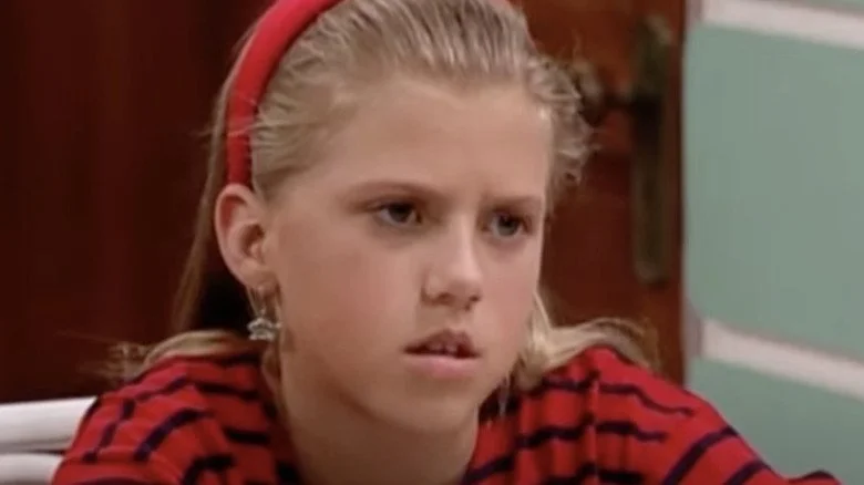 Stephanie Tanner préoccupée dans Full House