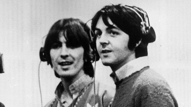 George Harrison et Paul McCartney dans un studio d'enregistrement