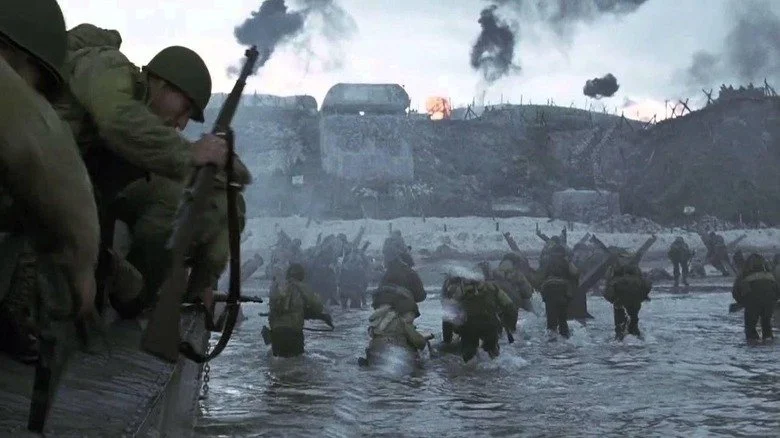 Soldats approchant une grande défense allemande dans Saving Private Ryan