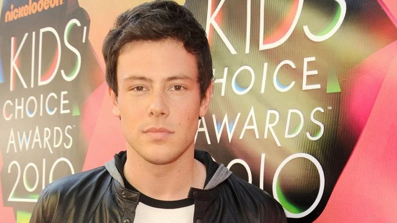 Cory Monteith devant le fond des Nickelodeon Kids' Choice Awards