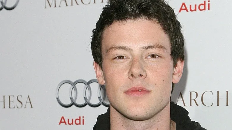 Cory Monteith posant devant un fond blanc