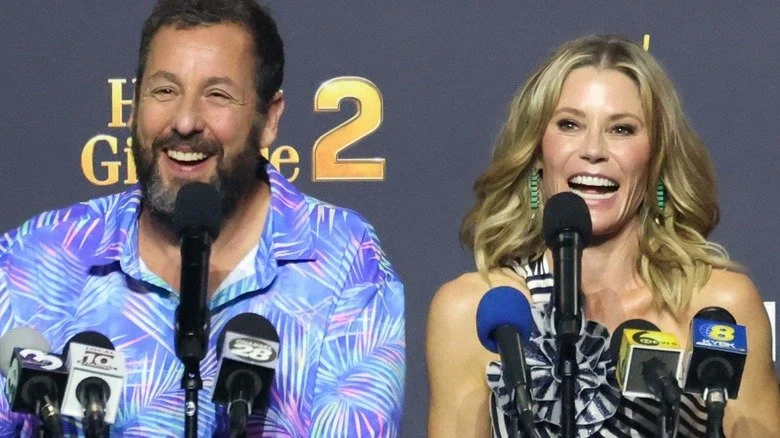 Adam Sandler et Julie Bowen riant à la conférence de presse de Happy Gilmore 2