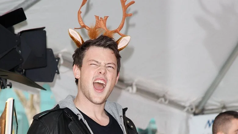 Cory Monteith regardant de côté