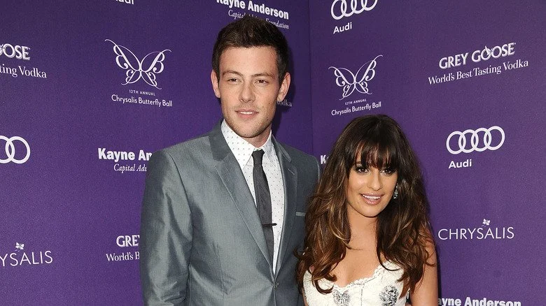 Cory Monteith en costume gris avec Lea Michele