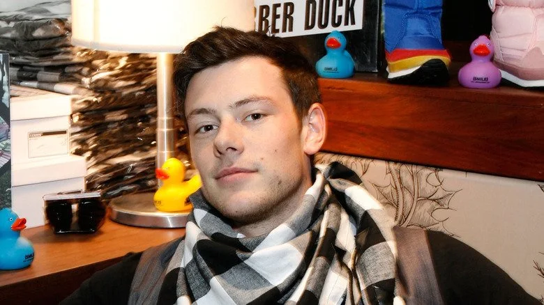 Cory Monteith portant une écharpe à carreaux