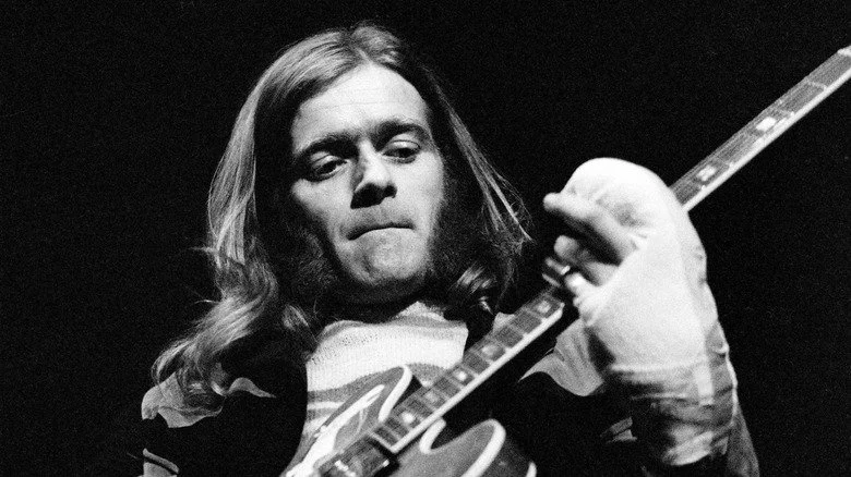 Henry McCullough jouant de la guitare