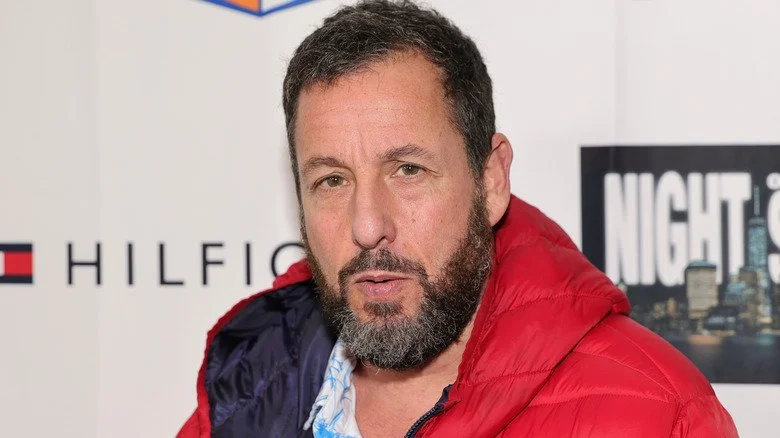 Adam Sandler regardant la caméra avec suspicion