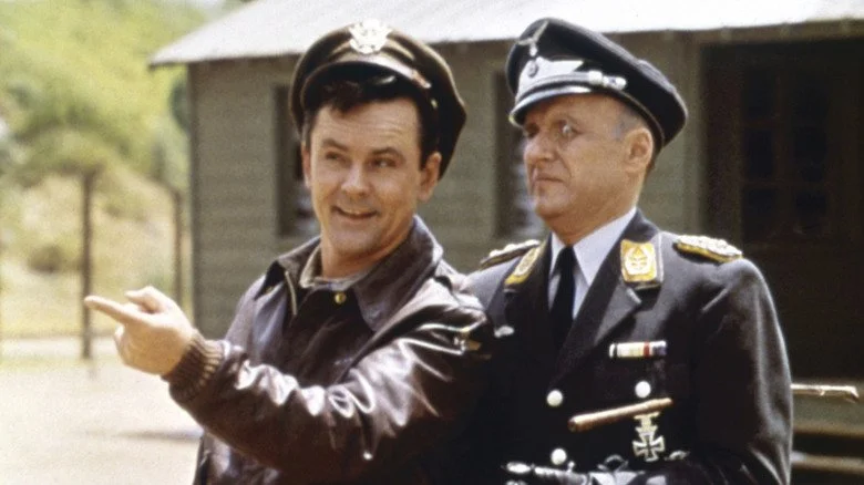 Bob Crane en Colonel Hogan et Werner Klemperer en Colonel Klink dans une scène de Hogan's Heroes