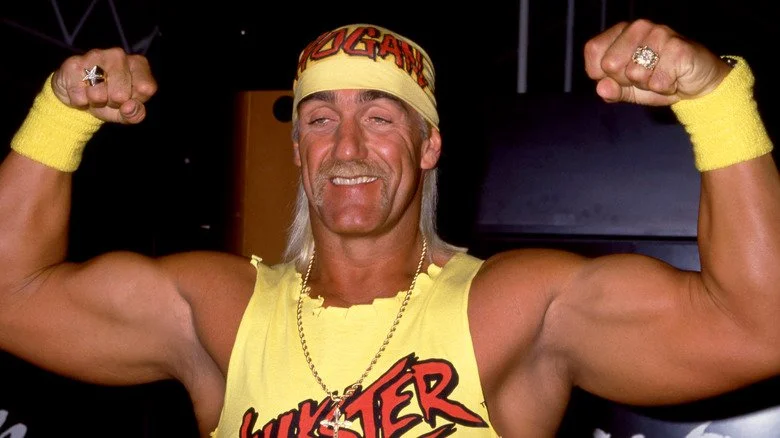 Hulk Hogan fléchissant ses muscles en 1995