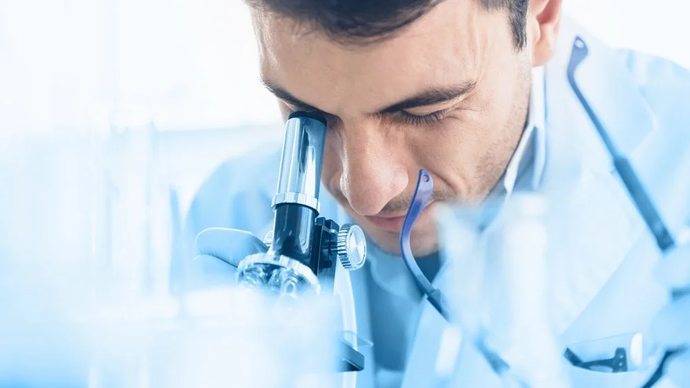 Scientifique réalisant des expériences