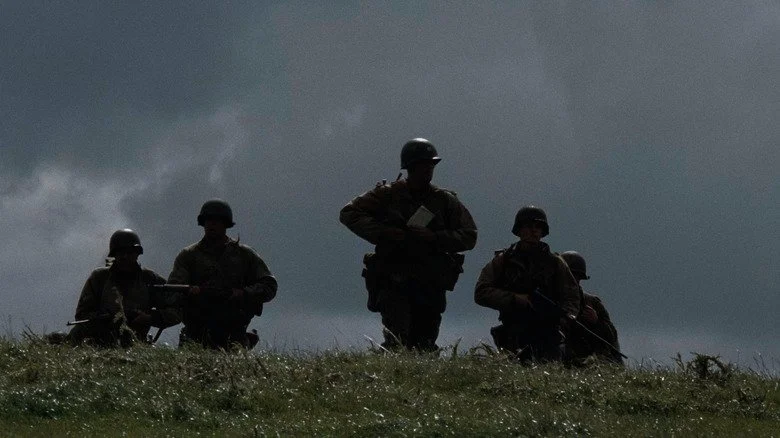 Acteurs en uniformes américains de la Seconde Guerre mondiale sur une colline, scène du film 'Il faut sauver le soldat Ryan'