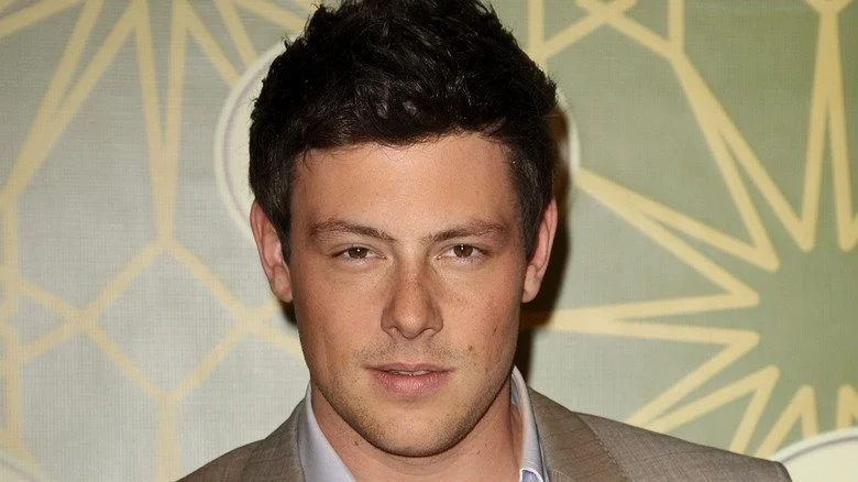 Cory Monteith posant devant une bannière Fox 2010