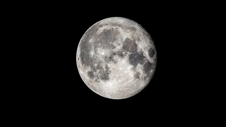 pleine lune dans le ciel nocturne